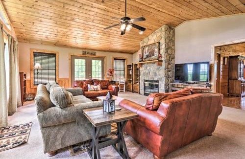 Sevierville House | Log Cabin with Deck and Hot Tub 5 Mi to Dollywood!