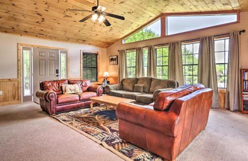 Sevierville House | Log Cabin with Deck and Hot Tub 5 Mi to Dollywood!