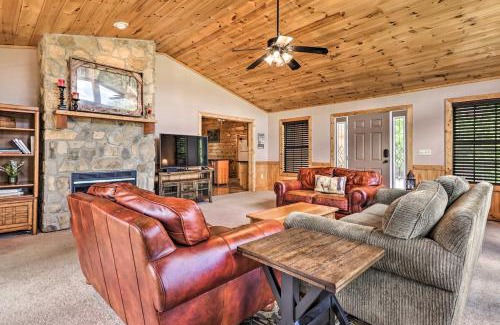 Sevierville House | Log Cabin with Deck and Hot Tub 5 Mi to Dollywood!