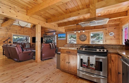 McCall Cabin | Log cabin with game room by skiing & lake