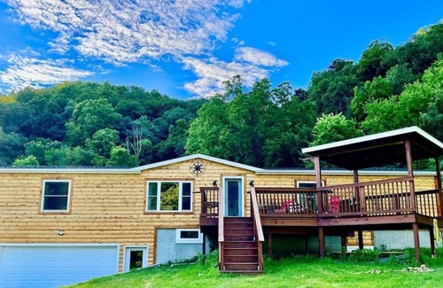 Harpers Ferry Cabin | Log Cabin with Hot Tub 4 Bedroom / 3 bath & New Fishing Pond