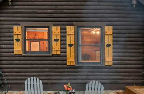 Blue Ridge House | Log Cabin with Mountain View and Privacy