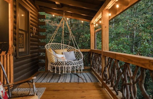 Blue Ridge House | Log Cabin with Mountain View and Privacy
