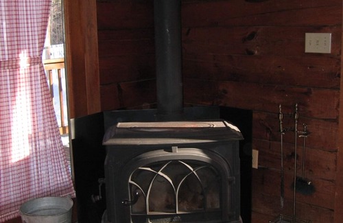 Conway House | Log Cabin with nearby pond, ideal for summer and winter fun - Pets Considered