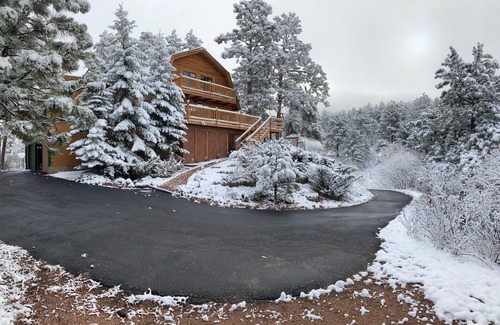 Woodland Park Cabin | Log cabin with Pikes Peak views