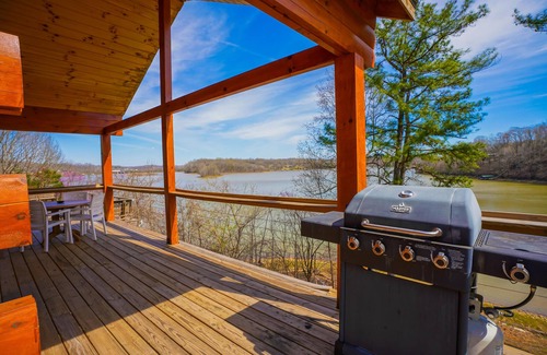 Eddyville House | Log Cabins (Sleeps 1-7) - Offer a Queen bedroom, a Full & a Twin Bedroom, and 2 twin beds with amazing Lake Barkley Views!
