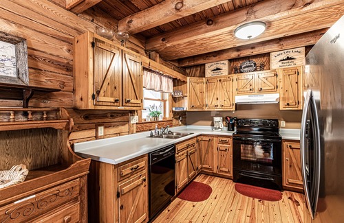 Big Creek Cabin | Log home in peaceful cove. Great for multiple families. Starlink internet