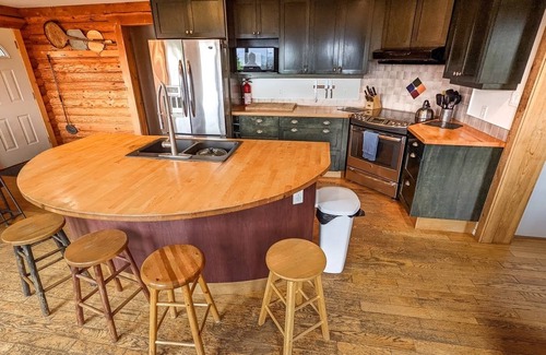 Shawnigan Lake House | Log Home on 5 Acres sleeps 10 comfortably three bedrooms plus more sleep areas.