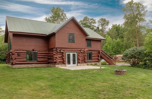 Brainerd House | Log home surrounded by woods near Upper South Long Lake