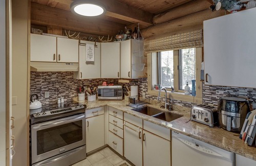Garrison House | Log Home With Boat Launch, Huge Yard, Pool Table, Inside & Outside Games!