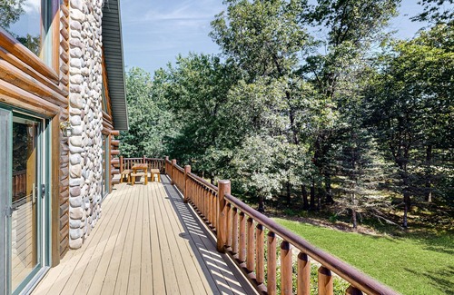 Mauston House | Log Home with Lake Access, Large patio, Fire pit, Mini Bar & WIFI