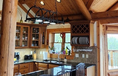 Maggie Valley House | Log Home with Mountain view VERY PRIVATE! Spa Sauna & Hot Tub "The Love Nest"