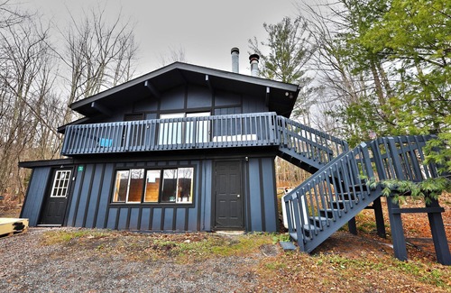 Hunter House | Log Home with outdoor hotube Walking distance to Hunter MT