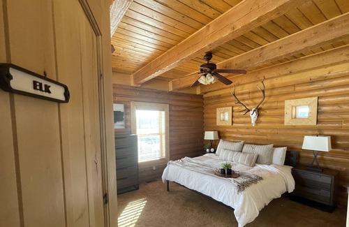 Fort Valley Cabin | Log Home with Spectacular Mountain View