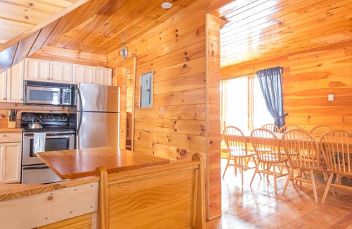 Tannersville Cabin | Log House/w Hot tub, Sauna, Bar, Mins to Hunter