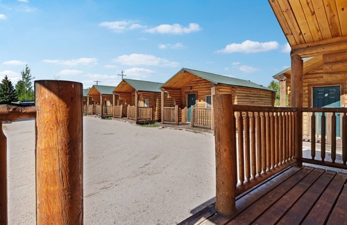St. Charles Cabin | Log studio w/ a kitchenette, large front porch