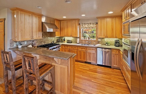 Castle Glen Estates Cabin | Log Styling with Spectacular Lake Views! HOT TUB! Wall to Wall Game Room!