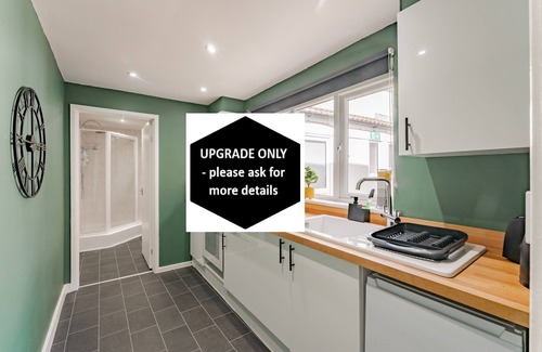 Great Yarmouth Bed & Breakfast | Logan Lodge: Seaside townhouse for chilled - out large groups