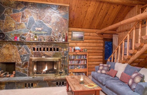 Polson House | LogCabin Sleeps 10 with Dock on Flathead Lake