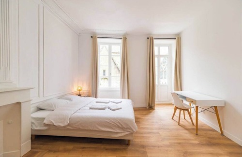 Guingamp Apartment | Logement D'exception, 4 Chambres et Babyfoot