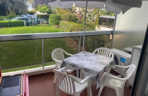 Antibes Apartment | Logement en résidence vacances classe 2 étoiles au bord de mer 4 couchages avec cabine lit superposé et au salon un canapé convertible et piscine à 300 m des transports communs,gare ferroviaire,commerces et plages
