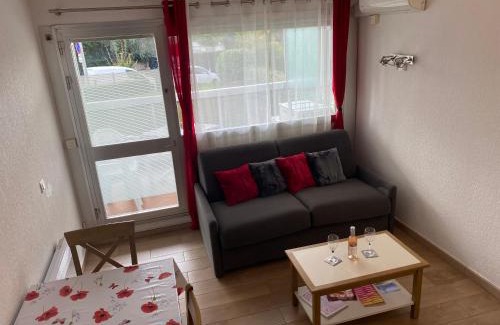 Antibes Apartment | Logement en résidence vacances classe 2 étoiles au bord de mer 4 couchages avec cabine lit superposé et au salon un canapé convertible et piscine à 300 m des transports communs,gare ferroviaire,commerces et plages