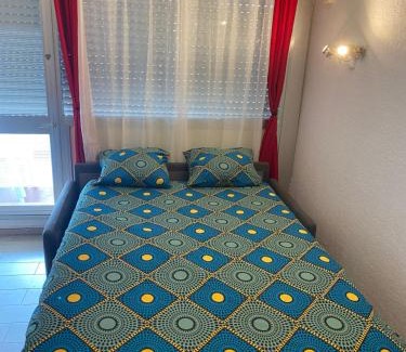Antibes Apartment | Logement en résidence vacances classe 2 étoiles au bord de mer 4 couchages avec cabine lit superposé et au salon un canapé convertible et piscine à 300 m des transports communs,gare ferroviaire,commerces et plages