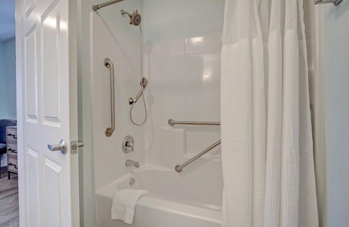 Surf City Hotel | Loggerhead Inn & Suites - Queen Room in hotel in Surf City, North Carolina