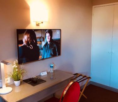 Saint-Quentin-sur-le-Homme Hotel | Logis Hôtel Restaurant Le Gue Du Holme