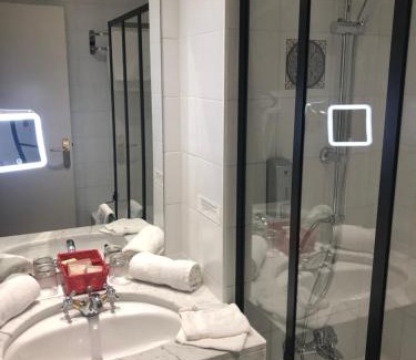 Saint-Quentin-sur-le-Homme Hotel | Logis Hôtel Restaurant Le Gue Du Holme