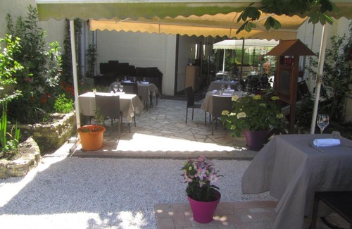 Buzancais Hotel | Logis Hôtel Au Croissant