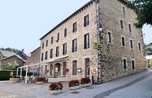 Saint-Poncy Hotel | Logis Hôtel Auberge de l'Allagnonette