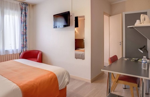 Beaumont-sur-Sarthe Hotel | Logis hôtel de la Barque