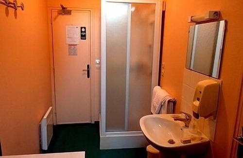 Beaumont-sur-Sarthe Hotel | Logis hôtel de la Barque