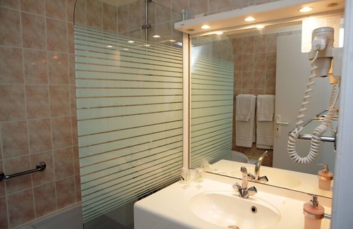 Chaufour-les-Bonnieres Hotel | LOGIS HÔTEL LES NYMPHEAS