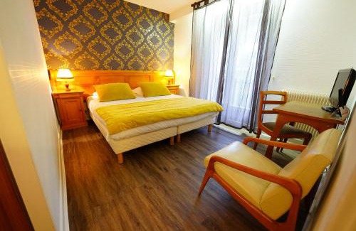 Saint-Jacques-des-Blats Hotel | Logis Hôtel Le Griou