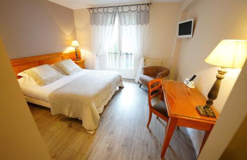 Saint-Jacques-des-Blats Hotel | Logis Hôtel Le Griou