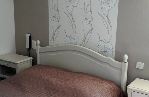 Saint-Martin-en-Bresse Hotel | Logis Hôtel Au Puits Enchanté