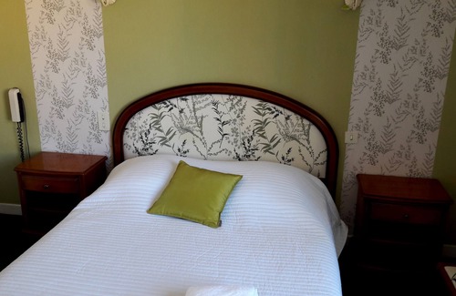 Saint-Martin-en-Bresse Hotel | Logis Hôtel Au Puits Enchanté