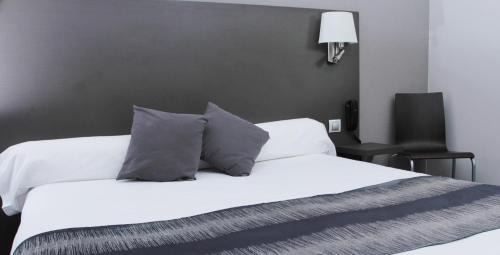 La Roque-d'Antheron Hotel | Logis Hôtel Le Mas De Jossyl