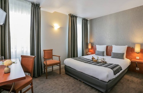 Vernantes Hotel | Logis Hôtel Le Pélican & son restaurant