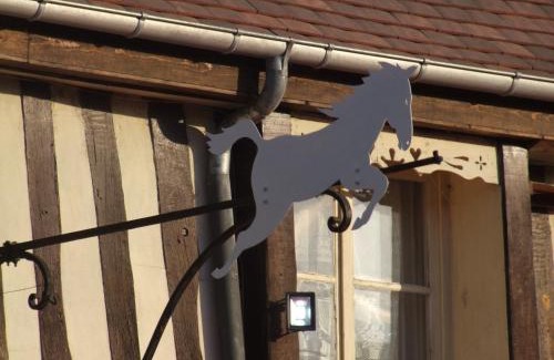 Crevecoeur-en-Auge Hotel | Logis hôtel restaurant Auberge Du Cheval Blanc