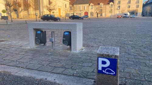 Richelieu Hotel | Logis Hôtel Restaurant Le Puits Doré