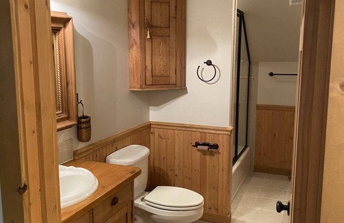 Highlands Apartment | Lolly's Treehouse 10 minutes to Highlands.