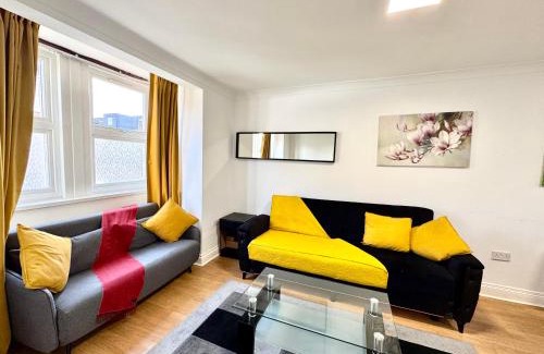 Grove Green Apartment | London 3 Bedrooms 3 Bathrooms Spacious House, Reception, Kitchen, Garden, Parking