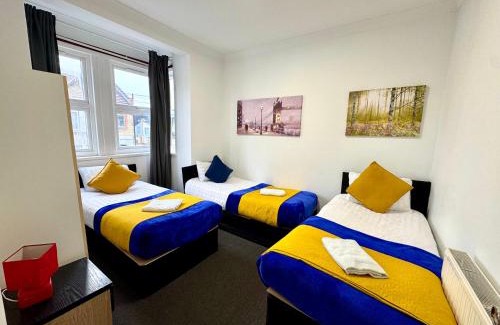 Grove Green Apartment | London 3 Bedrooms 3 Bathrooms Spacious House, Reception, Kitchen, Garden, Parking