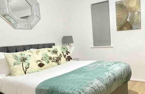 Deptford Apartment | London Gem Apartment in Deptford with parking