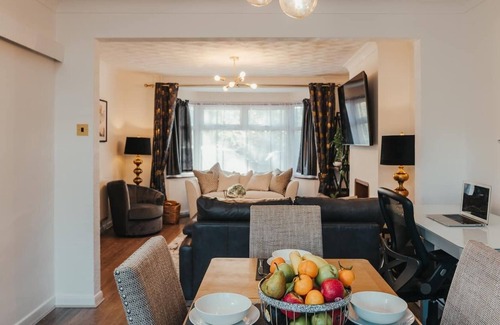 Heathrow Villages House | LONDON HEATHROW 3-BEDROOM HOUSE - FREE PARKING