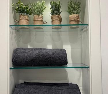 Heathrow Villages Apartment | London Heathrow Airport Apartment Voyager House Terminal 12345 - EV Electric and Parking available!