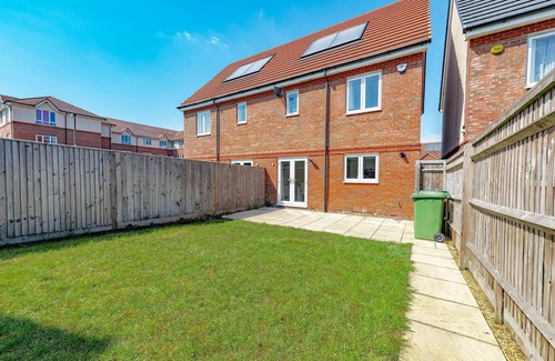 Stanwell Apartment | London Heathrow Living 4 bed 2.5 bath Serviced House with single beds